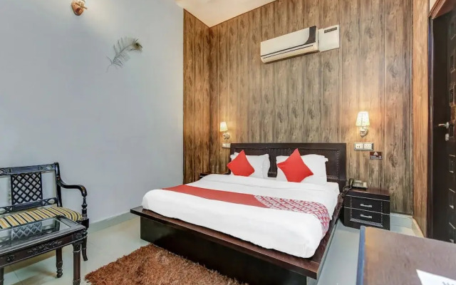 OYO 27999 Hotel Deep