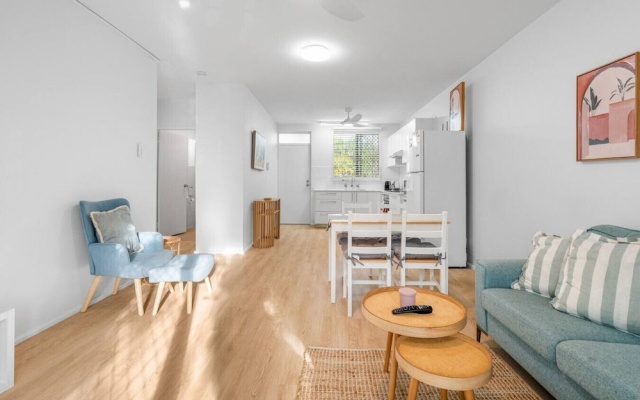 Zen Crescent Sanctuary Cozy - Modern - Unique – Guest Rooms – Coconut Grove