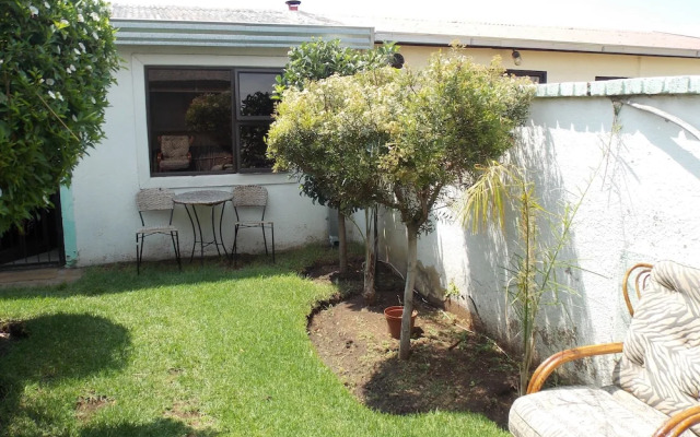Orlando West Guest House - Hostel