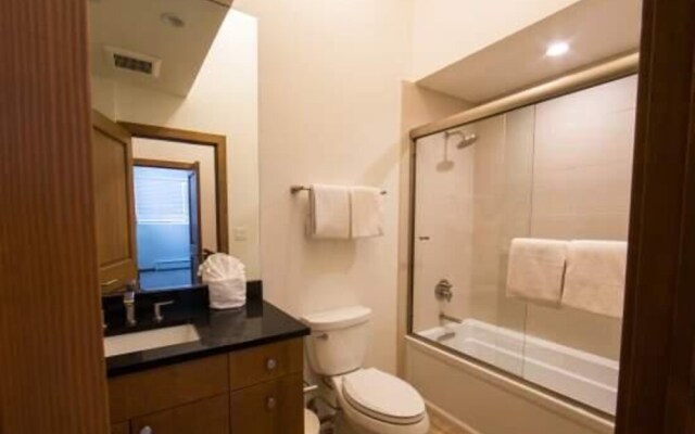 Northwoods Luxury Condo Close to Chairlift by RedAwning