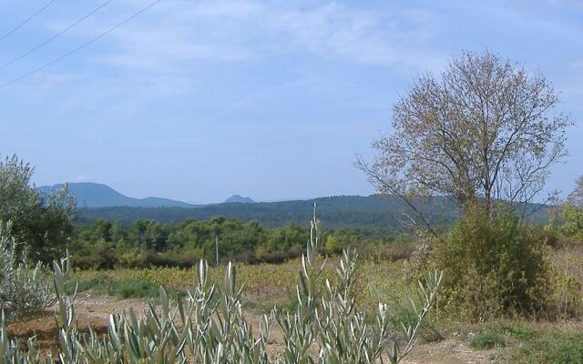 Detached Holiday Home Near the Truffle Capital of Aups, With a Shared Swimming Pool