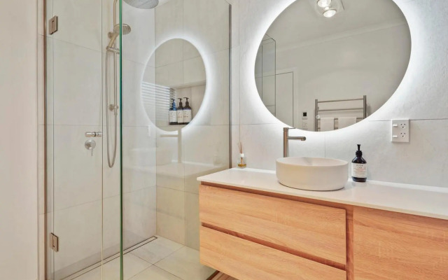 16 Rutherford Crescent