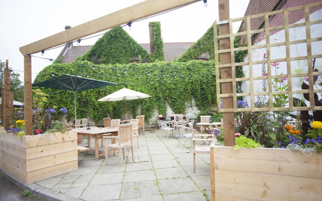 Norfolk Arms Hotel