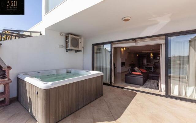 Luxury APT with HOT TUB & BBQ with Valletta views by 360 Estates