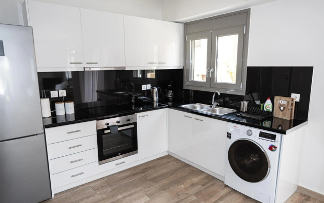 Design Apartment with swimming pool near the beach (A1)