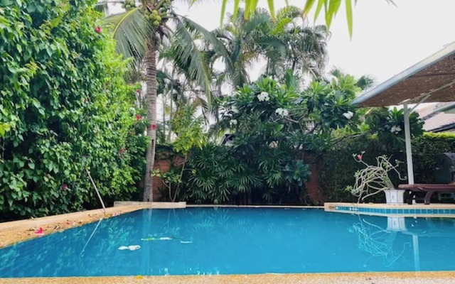 Hidden Villa Oasis Private Pool 2km to Beach&mall