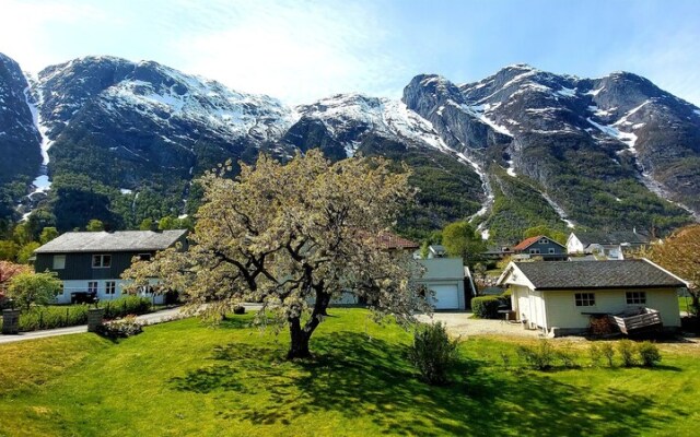 Eidfjord Riverside Apartments & Glamping