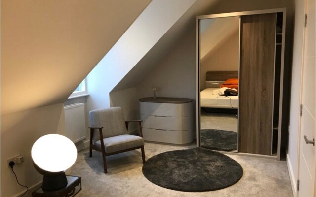 Villa With 3 Bedrooms in Isleworth