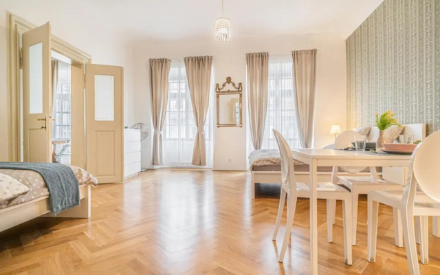 Spacious Apt at Mala Strana, Charles Bridge 3min
