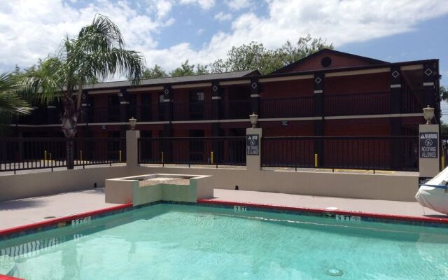 Econo Lodge Inn & Suites