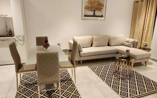 Elegant & Luxury Gem-5 Star Location -pools, Gym!