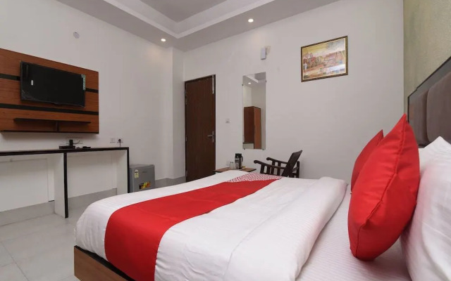 OYO 13310 Noida Suites