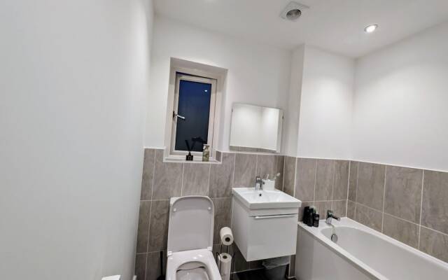 Charming 4-bed House in Newport