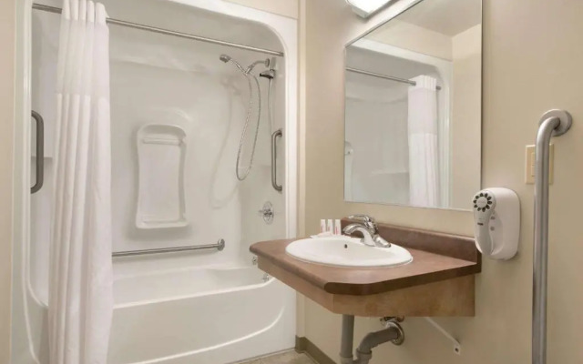 Days Inn & Suites - Thunder Bay