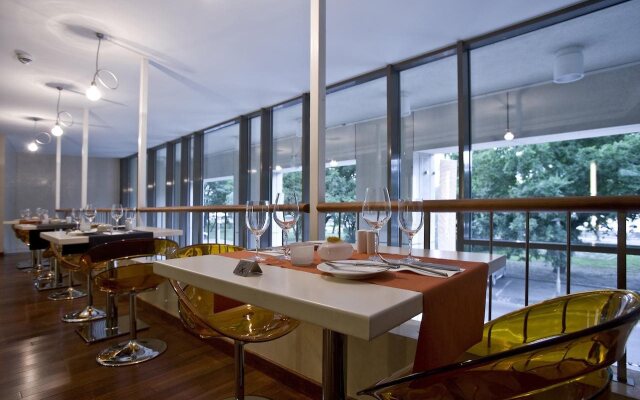 Leon Hotel & Lounge