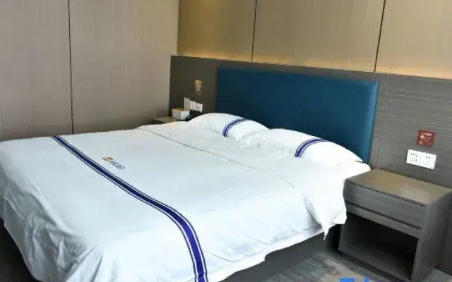 Huayi Select Hotel (Xihua Qinghua Road Branch)
