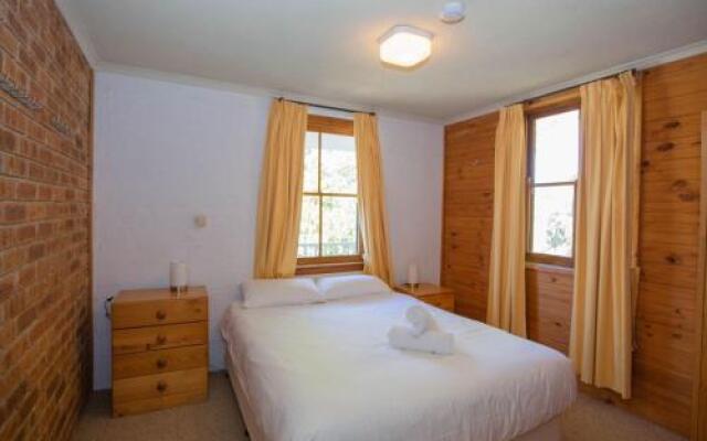 Misty Gables 2/24 Townsend Street