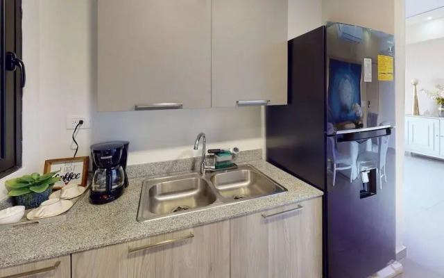 Luxury Condo 1 Br Pool Excellent Location