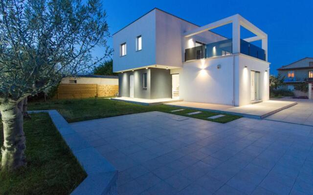 Modern villa Nerina with private pool near Pula