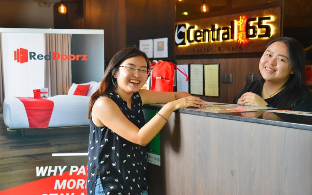 Central 65 Hostel & Cafe