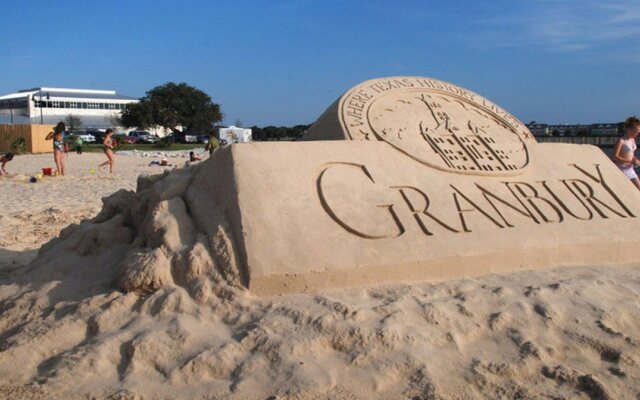 Holiday Inn Express & Suites Granbury by IHG