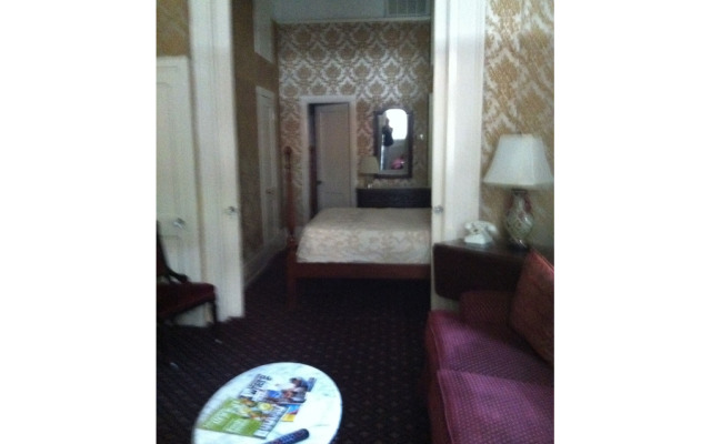 Nine-0-Five Royal Hotel