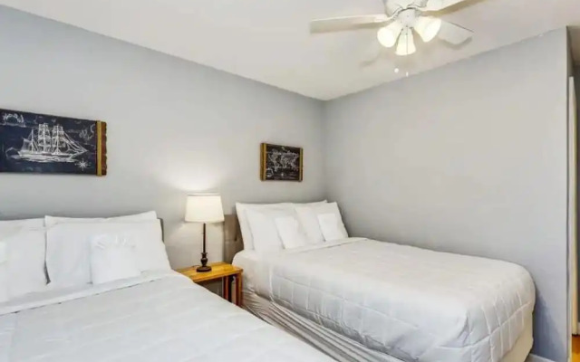 Near Downtown Beach House Apt