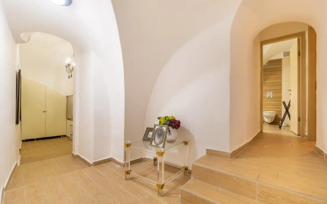 Private House 5 BDR In Mamilla up to 12 People !