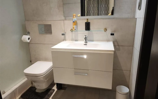 Luxurious & Comfy Gem-5 Star Location-pools, Gym!