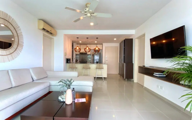 w Impeccable 2BR w Charming Balcony in CTG