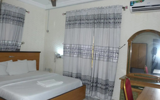 Grand Decent Hotel and Suites