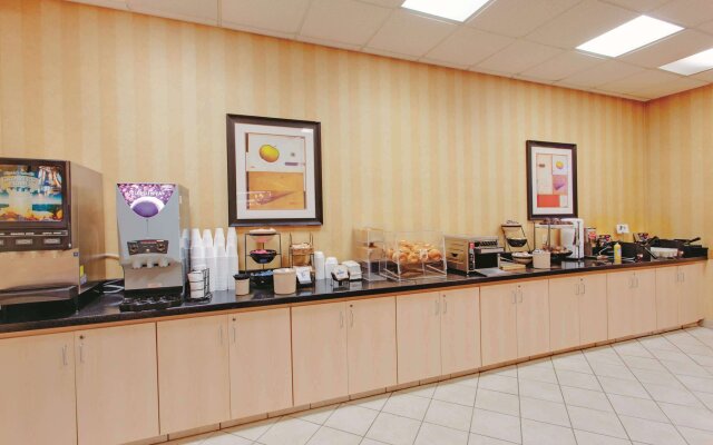 La Quinta Inn & Suites by Wyndham Fairfield NJ