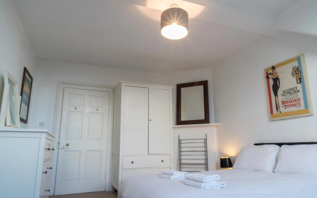 Queen St: Superb Penthouse Flat W/roof Terrace