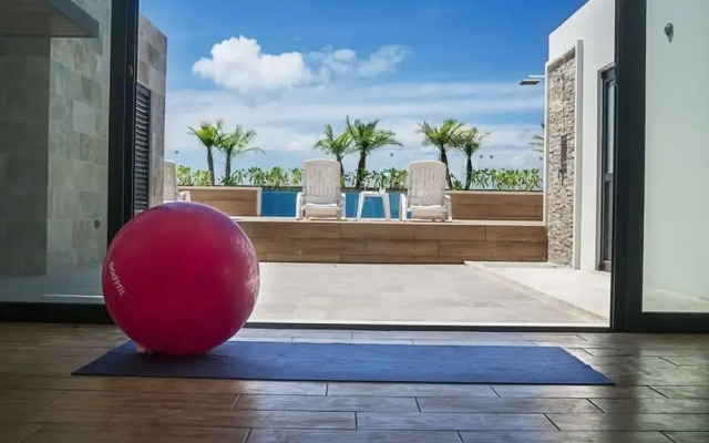 2BR With Rooftop Pool in Great Location! A/c!