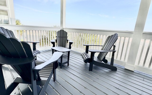 Salty Dog 5 Bedroom Home by RedAwning