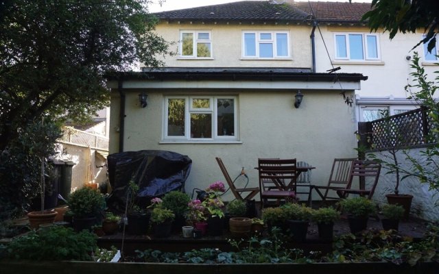 Comfortable Family Home in Oxford With Parking