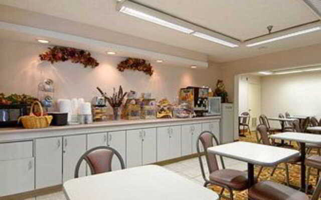 Super 8 by Wyndham Orlando Near Florida Mall