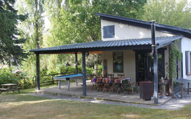 Modern Holiday Home near Forest in Burgundy