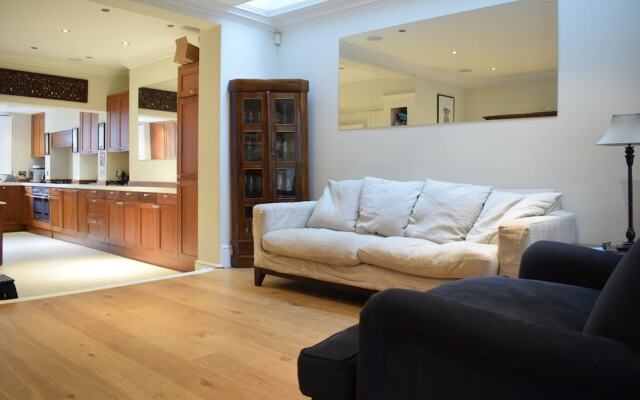 4 Bedroom Family House in Shepherd's Bush