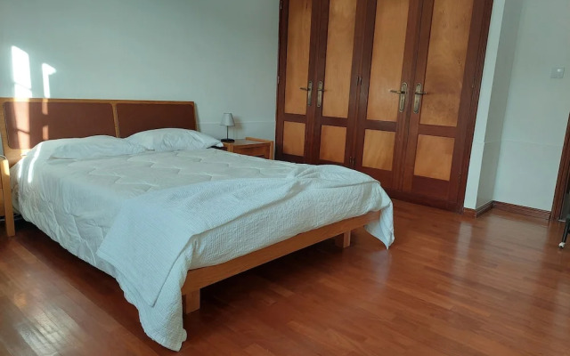 Holiday Home 2 Minutes From the Beach and Close to Major Tourist Attractions!