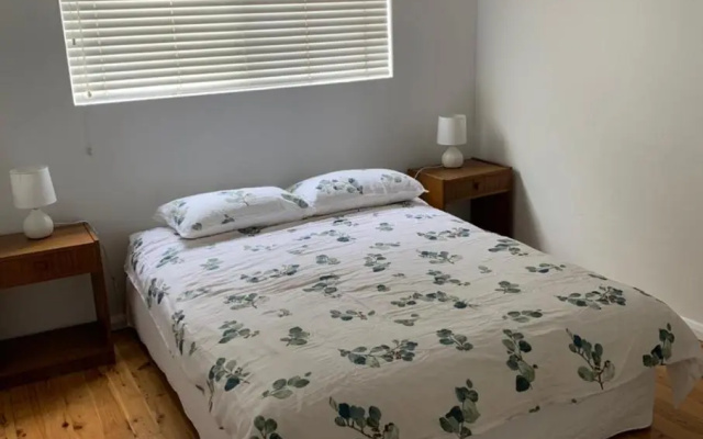 2 Bed Bar Beach Apartment - stroll to beach & cafes, supermarket apartment number 6 – Guest Rooms – Newcastle