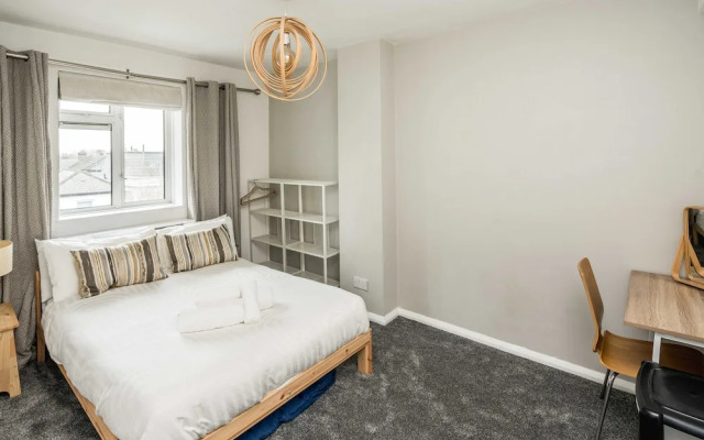 Spacious 3Br Flat With Balcony Near Tottenham Hale