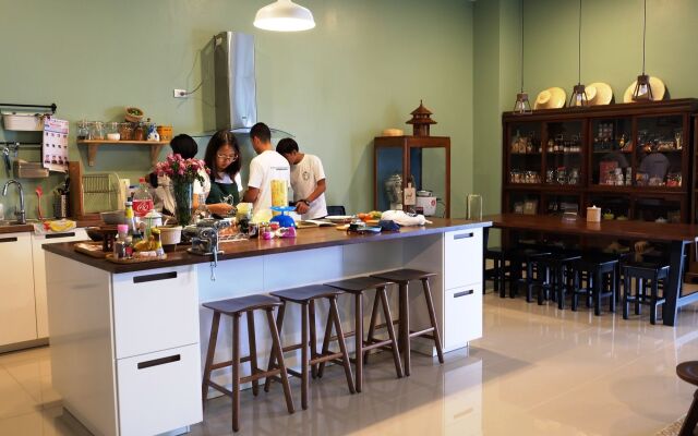 Hom hostel & cooking club