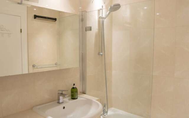 Spacious Holborn Apartment Close to Tube