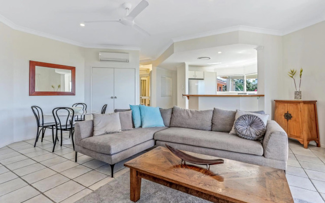 Cosy apartment with ocean views, Sunshine Beach