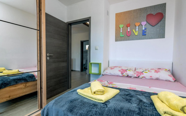 Family friendly house with a swimming pool Pomer, Medulin - 19050