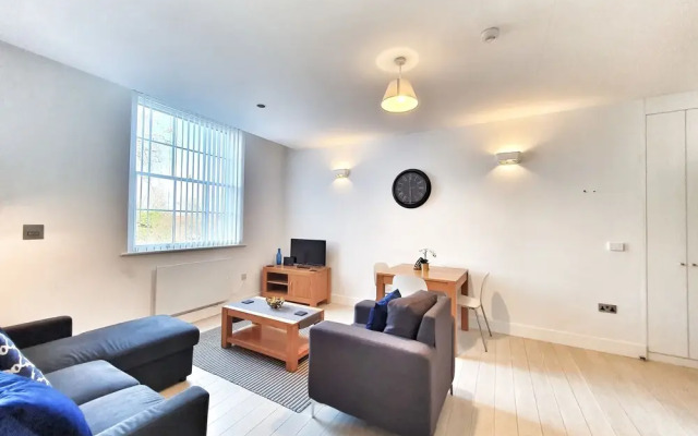 Modern Executive Apartment in Reading