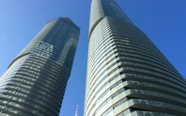 CN Tower Facing, Parking, King Bed