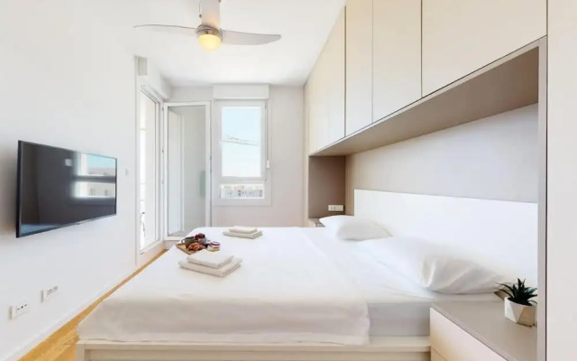 Mika's 2-Bedroom Seaview Flat & Parking