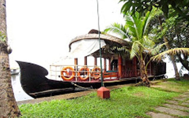 Houseboat Cruise in the Backwaters of Kerala